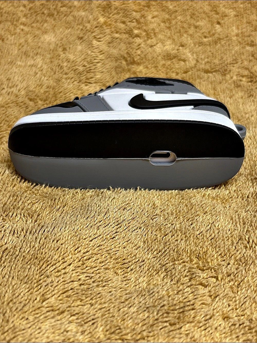 Air pod silicone case/holder - Picture 7 of 8